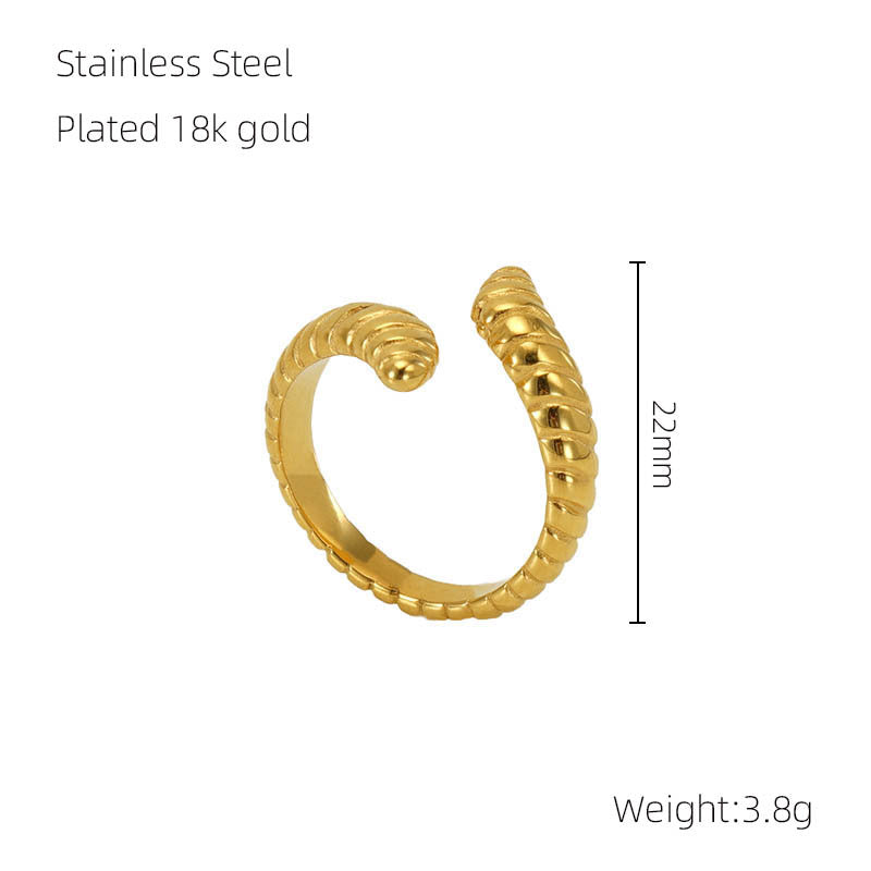 aurantia-ring-Gold ring with ribbed design on a white background, showing weight and material details.