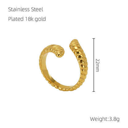 aurantia-ring-Gold ring with ribbed design on a white background, showing weight and material details.